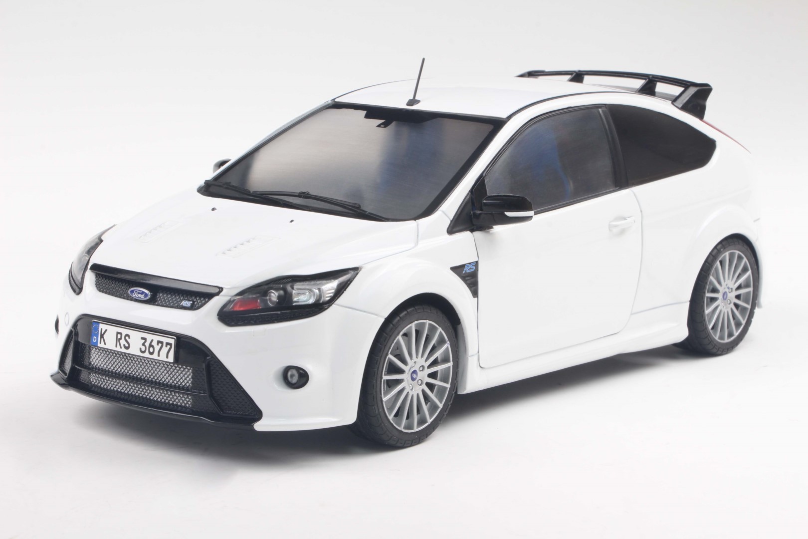 1:18 FORD FOCUS RS MK2 PACK RS PLUS FROZEN WHITE 2009 - SOLIDO - S1813102