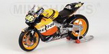 1:12 HONDA RC 211V REPSOL MOTO GP 2003 V.ROSSI - poskodena krabicka